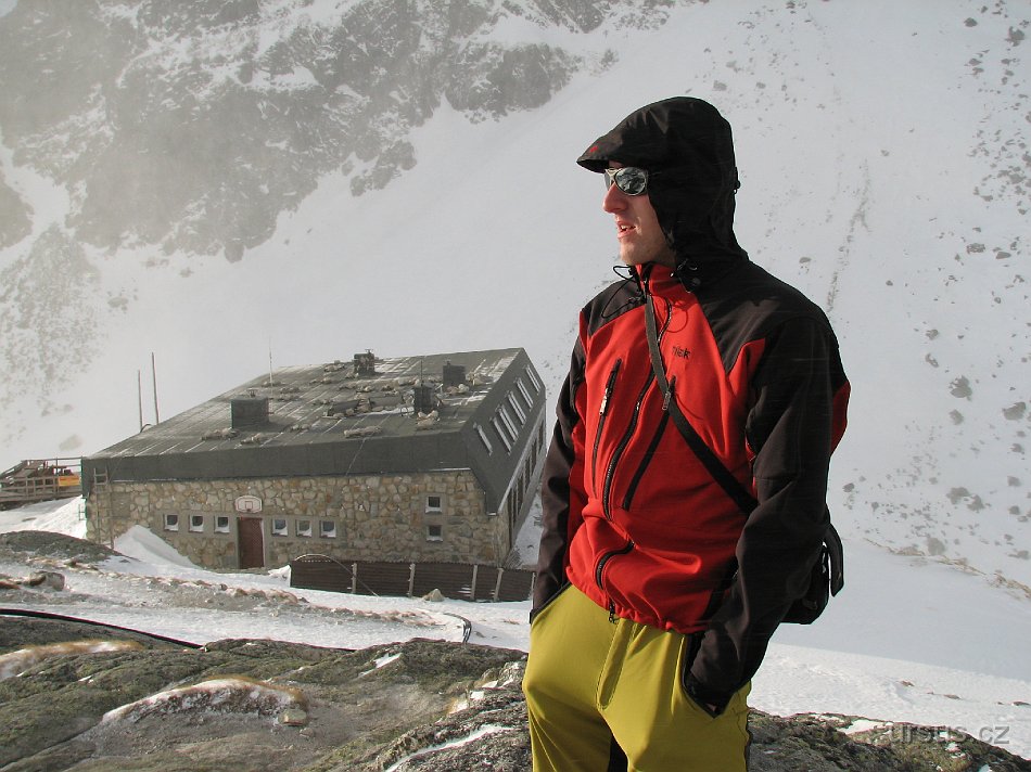 tatry 060.jpg - Martin s Lukášem vyběhli aspoň na chvíli z chaty, aby přijali a odeslali zprávy z mobilu. Na chatě totiž není signál a musí se za ním vylézt kousk nad chatu.